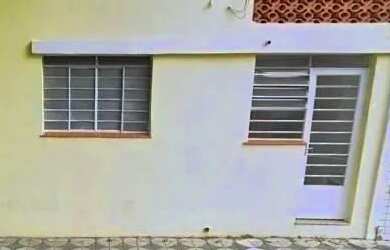 Imagem: A casa possui 2 Dormitórios, 1 Banheiro, 1 Vaga na garagem