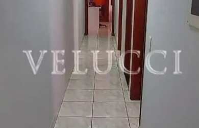 Imagem: A casa possui 3 Dormitórios, 2 Banheiros, 2 Vagas na garagem