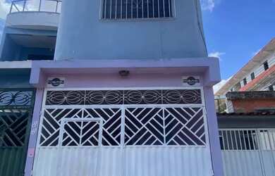 Imagem: A casa possui 4 Dormitórios, 2 Banheiros, 1 Vaga na garagem