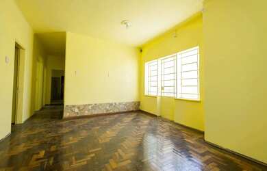 Imagem: A casa possui 3 Dormitórios, 1 Banheiro, 1 Vaga na garagem