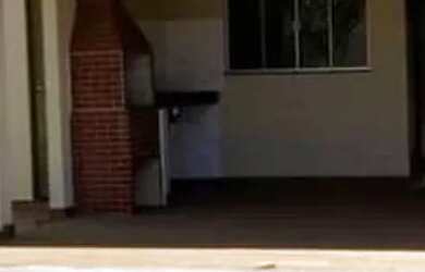 Imagem: A casa possui 3 Dormitórios, 2 Banheiros, 2 Vagas na garagem