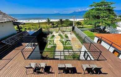 Imagem: A casa possui 2 Dormitórios, 3 Banheiros, 4 Vagas na garagem