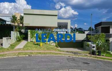 Imagem: A casa em condomínio possui 4 Dormitórios, 4 Banheiros, 5