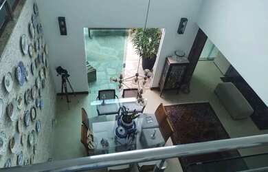 Imagem: A casa possui 4 Dormitórios, 5 Banheiros, 4 Vagas na garagem