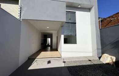 Imagem: A casa possui 3 Dormitórios, 1 Banheiro, 1 Vaga na garagem