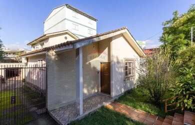 Imagem: A casa possui 4 Dormitórios, 3 Banheiros, 2 Vagas na garagem