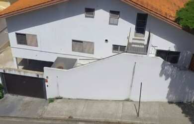 Imagem: A casa possui 5 Dormitórios, 5 Banheiros, 4 Vagas na garagem