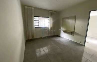 Imagem: A casa possui 3 Dormitórios, 2 Banheiros, 3 Vagas na garagem