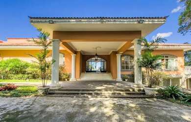 Imagem 2: Mansão Luxuosa com Vista Deslumbrante para o Mar em Condomínio Exclusivo