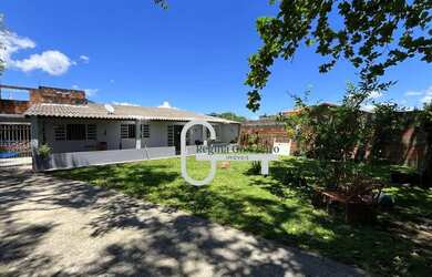 Imagem: A casa possui 3 Dormitórios, 2 Banheiros, 5 Vagas na garagem