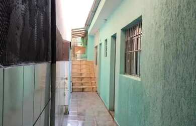 Imagem: A casa possui 2 Dormitórios, 1 Banheiro, 1 Vaga na garagem