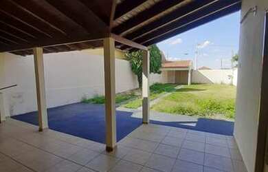 Imagem: A casa possui 1 Dormitório, 1 Banheiro, 1 Vaga na garagem