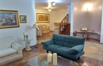 Imagem: A casa possui 3 Dormitórios, 3 Banheiros, 2 Vagas na garagem