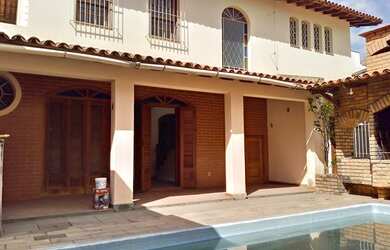 Imagem: A casa possui 4 Dormitórios, 2 Banheiros, 2 Vagas na garagem