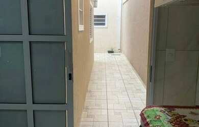 Imagem: A casa possui 3 Dormitórios, 2 Banheiros, 2 Vagas na garagem