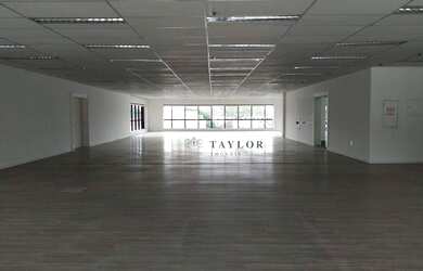 Imagem: O depósito possui 5 Vagas na garagem, 400m² de Área e está