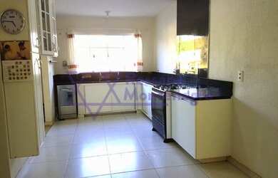 Imagem: A casa possui 3 Dormitórios, 3 Banheiros, 2 Vagas na garagem