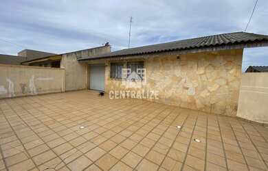 Imagem: A casa possui 4 Dormitórios, 2 Banheiros, 2 Vagas na garagem