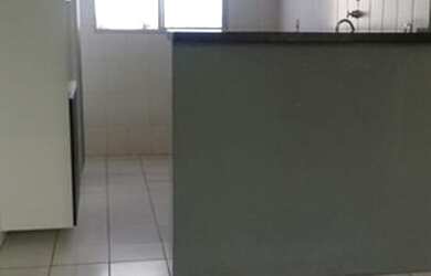 Imagem: O apartamento possui 2 Dormitórios, 1 Banheiro, 1 Vaga na garagem