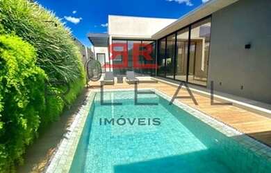 Imagem: A casa possui 3 Dormitórios, 5 Banheiros, 2 Vagas na garagem