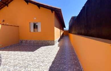 Imagem: A casa possui 2 Dormitórios, 2 Banheiros, 3 Vagas na garagem