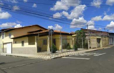 Imagem: A casa possui 3 Dormitórios, 3 Banheiros, 2 Vagas na garagem