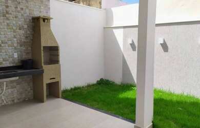 Imagem: A casa possui 3 Dormitórios, 1 Banheiro, 2 Vagas na garagem