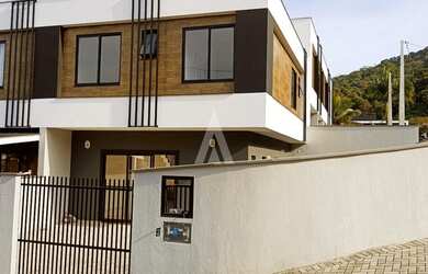 Imagem: A casa possui 3 Dormitórios, 2 Banheiros, 2 Vagas na garagem