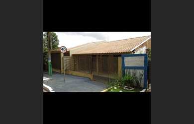 Imagem: A casa possui 3 Dormitórios, 1 Banheiro, 2 Vagas na garagem