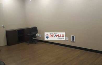 Imagem: O depósito possui 2 Vagas na garagem, 130m² de Área e está