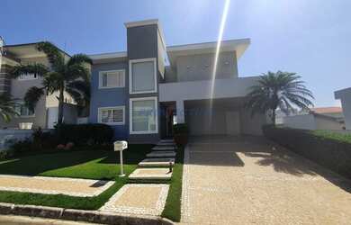 Imagem: A casa em condomínio possui 4 Dormitórios, 5 Banheiros, 4