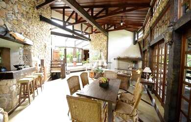 Imagem: A casa possui 4 Dormitórios, 3 Banheiros, 5 Vagas na garagem