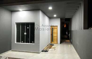 Imagem: A casa possui 2 Dormitórios, 2 Banheiros, 2 Vagas na garagem