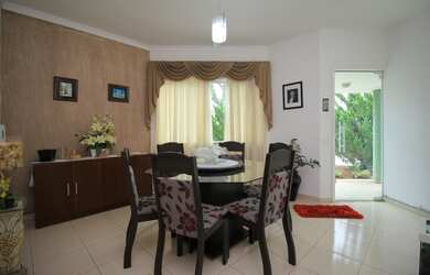 Imagem: A casa possui 3 Dormitórios, 1 Banheiro, 2 Vagas na garagem