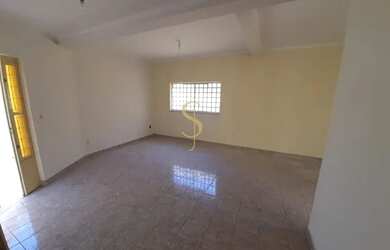 Imagem: A casa possui 3 Dormitórios, 1 Banheiro, 3 Vagas na garagem