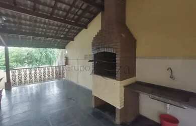 Imagem: O apartamento possui 3 Dormitórios, 1 Banheiro, 1 Vaga na garagem