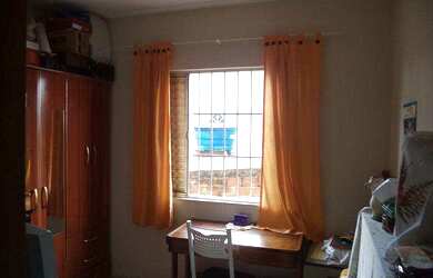 Imagem: A casa possui 2 Dormitórios, 1 Banheiro, 2 Vagas na garagem