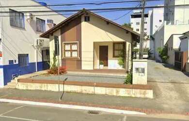 Imagem: A casa possui 3 Dormitórios, 2 Banheiros, 5 Vagas na garagem