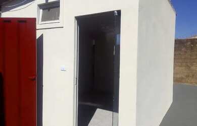 Imagem: A casa possui 3 Dormitórios, 2 Banheiros, 5 Vagas na garagem