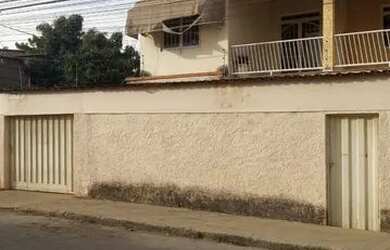 Imagem: A casa possui 3 Dormitórios, 1 Banheiro, 2 Vagas na garagem