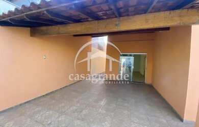 Imagem: A casa possui 3 Dormitórios, 1 Banheiro, 2 Vagas na garagem