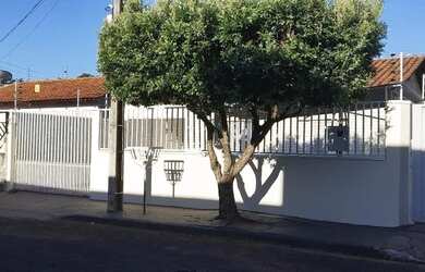 Imagem: A casa em condomínio possui 3 Dormitórios, 1 Banheiro, 2 Vagas