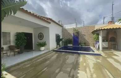 Imagem: A casa possui 3 Dormitórios, 2 Banheiros, 2 Vagas na garagem