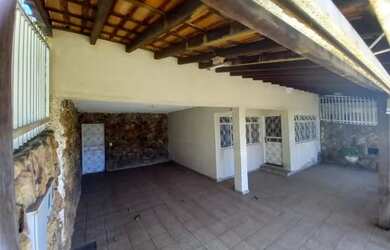 Imagem: A casa possui 3 Dormitórios, 2 Banheiros, 3 Vagas na garagem