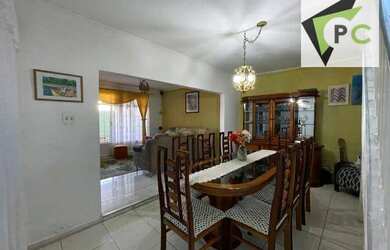 Imagem: A casa possui 2 Dormitórios, 3 Banheiros, 3 Vagas na garagem