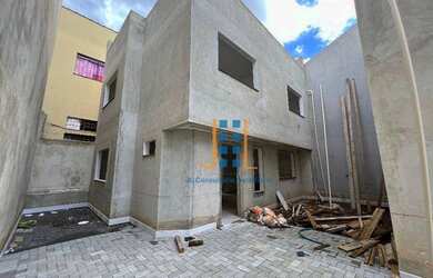 Imagem: A casa possui 3 Dormitórios, 1 Banheiro, 2 Vagas na garagem