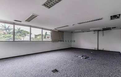 Imagem: O depósito possui 5 Vagas na garagem, 932m² de Área e está