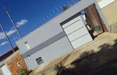 Imagem: A casa possui 2 Dormitórios, 1 Banheiro, 1 Vaga na garagem