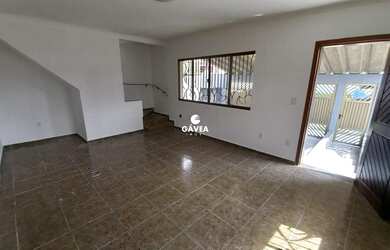 Imagem: A casa possui 3 Dormitórios, 4 Banheiros, 2 Vagas na garagem