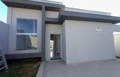 Imagem: A casa possui 3 Dormitórios, 2 Banheiros, 2 Vagas na garagem